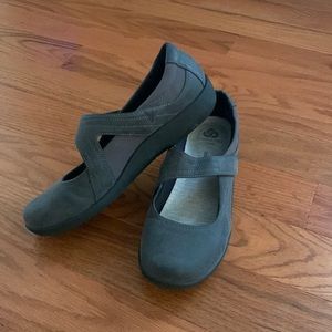 Gray Mary Jane style cloudsteppers by Clarks, size 10M